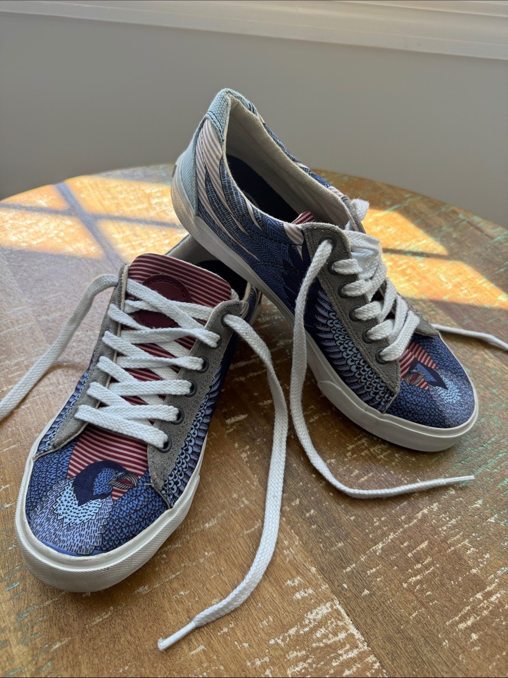 Inkkas Manu Bird Print Low-Top Sneakers – Women’s Size 8 / EU 39